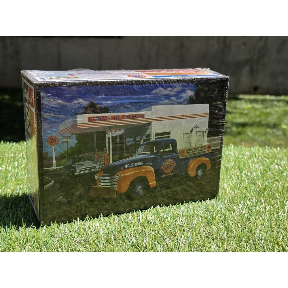 AMT 1950 Chevrolet 3100 Pickup 1:25 Scale Plastic Model Kit 1076 New Sealed